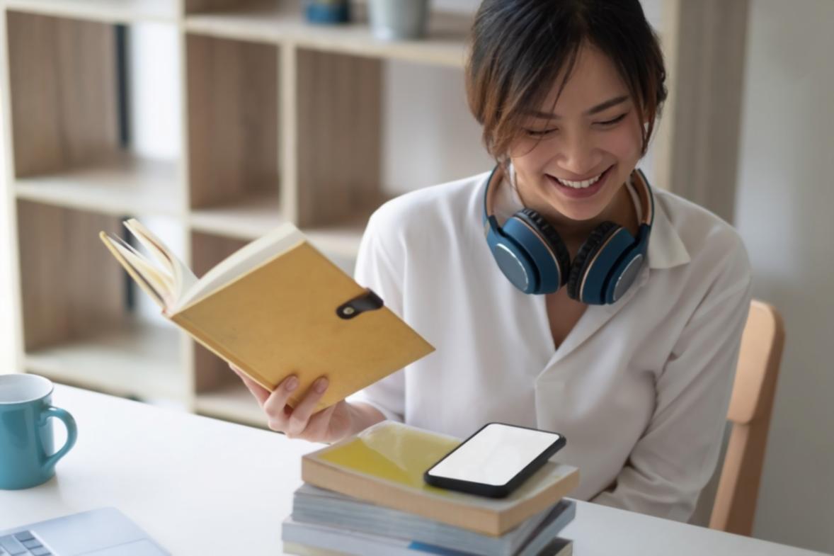 Menschen diskutieren finanzielle Ziele und Strategien