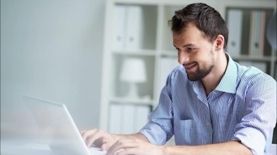 Finanzberatung im persönlichen Gespräch mit Unterlagen und Taschenrechner